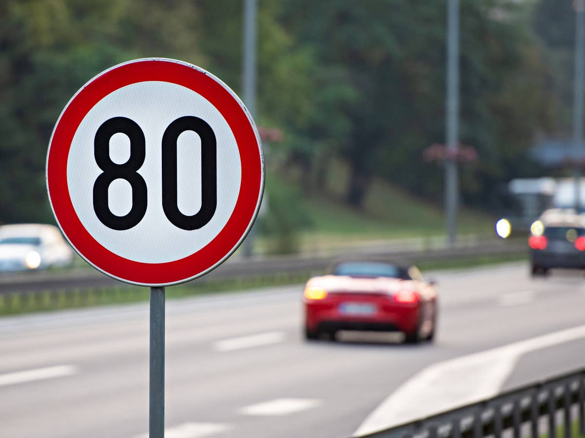 Diesel wird knapp: Hier droht jetzt Tempo 80 auf den Autobahnen Tempo-80-Schild auf der Autobahn