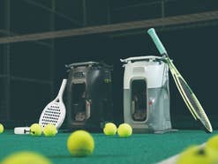 Tenniix Pro Ballmaschine steht auf einem Tennisplatz