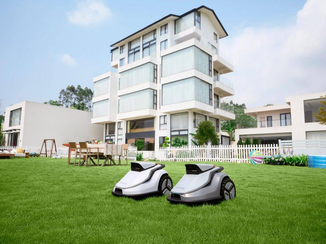 TerraMow V600 und TerraMow V1000 vor einem futuristischem Haus