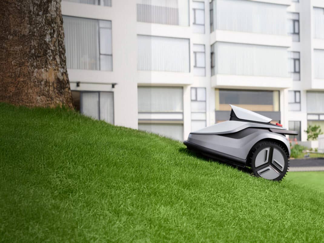 TerraMow V-Series fährt einen steilen Hang nach oben.