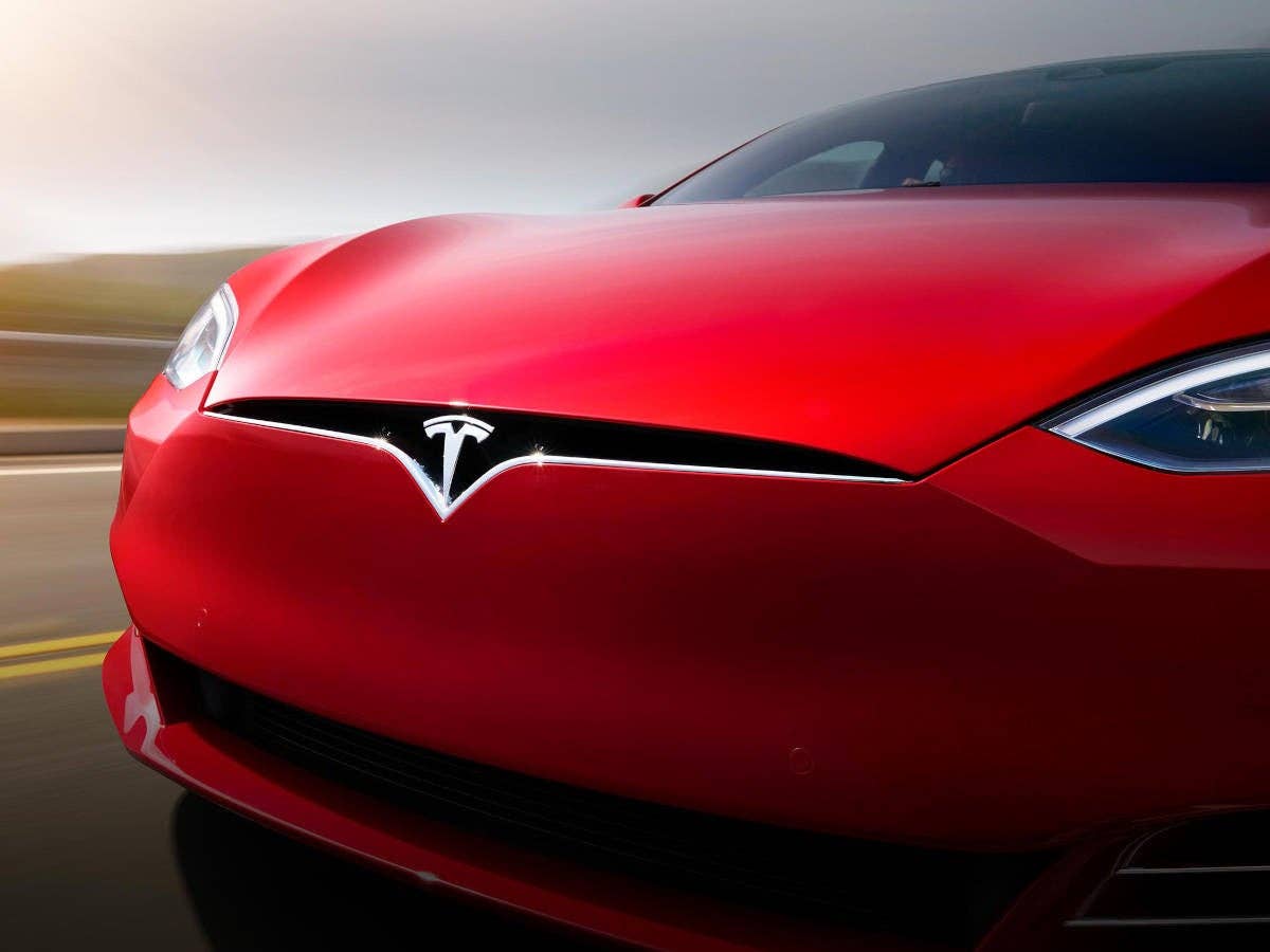 Tesla Model S in Rot von vorne