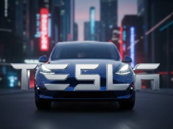 Tesla Model Y hinter dem Schriftzug von Tesla.