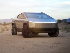 Tesla Cybertruck in der Wüste in der Frontansicht.