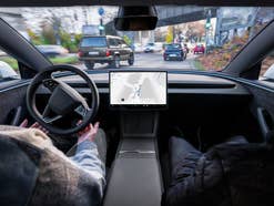 Tesla FSD (Überwacht) in einem Auto-Cockpit.