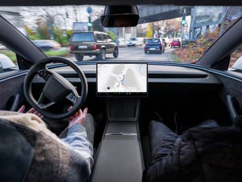 Tesla FSD (Überwacht) in einem Auto-Cockpit.