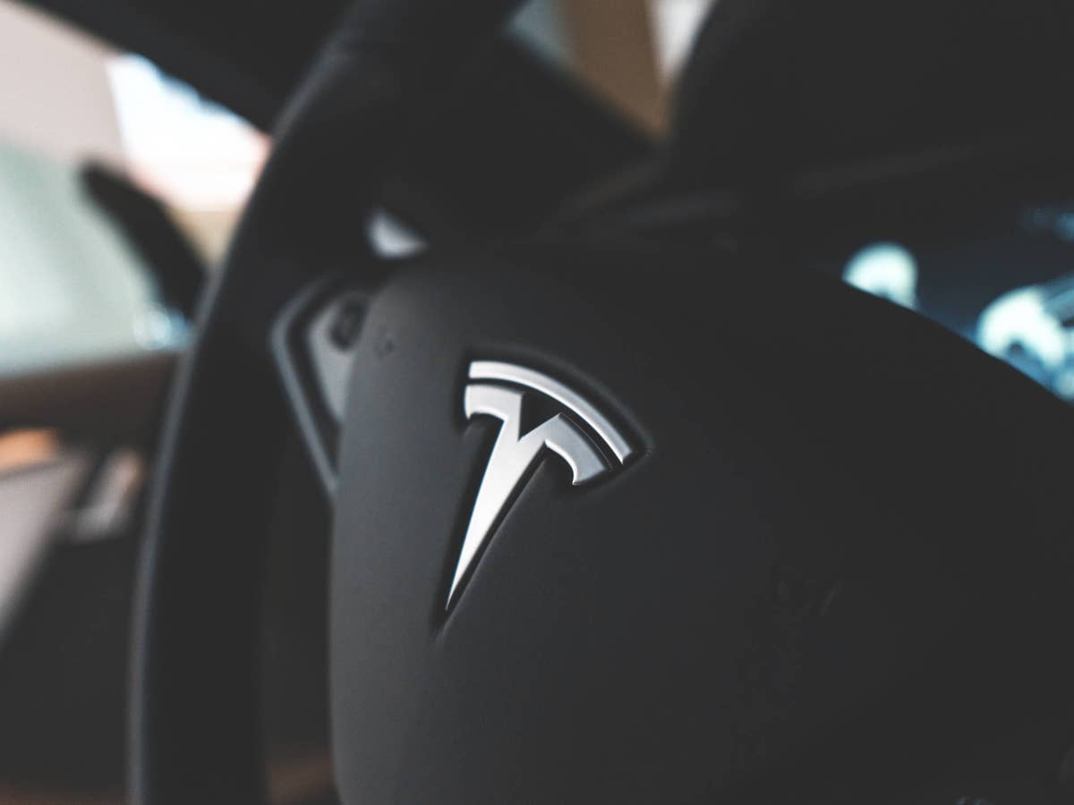 Tesla-Logo auf eine Lenkrad.