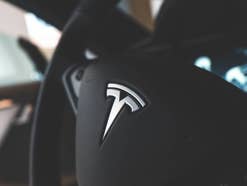 Tesla-Logo auf eine Lenkrad.