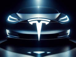 Tesla-Auto im Scheinwerferlicht.