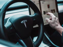 Tesla in Schwierigkeiten: Autokäufer laufen Sturm