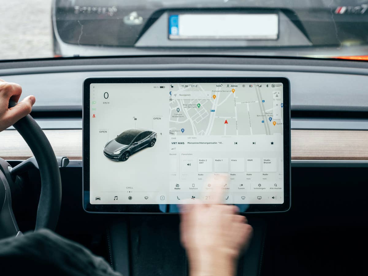 Im Inneren eines Teslas findest du in Zukunft möglicherweise endlich auch CarPlay