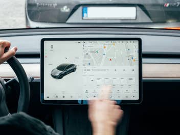Im Inneren eines Teslas findest du in Zukunft möglicherweise endlich auch CarPlay