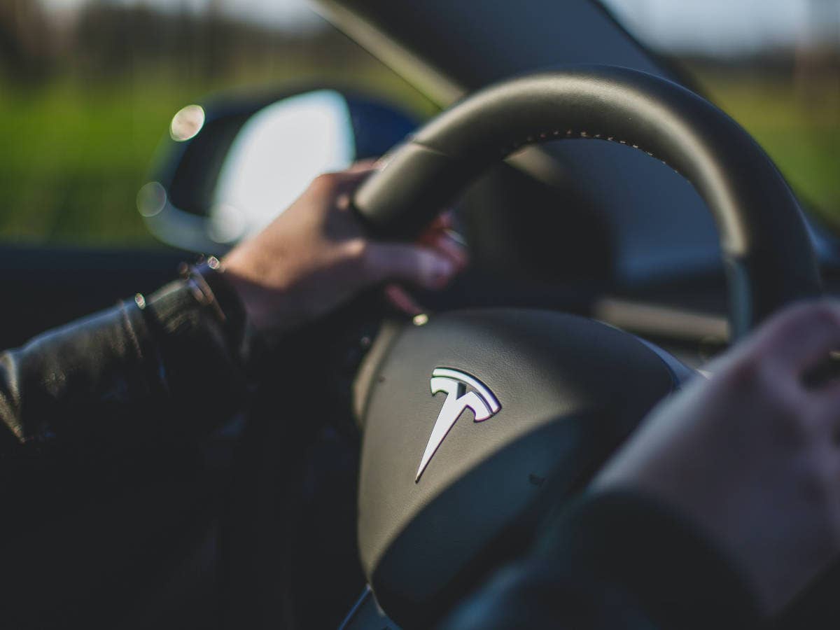 Lenkrad in einem Tesla
