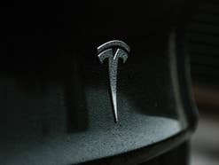 tesla-logo-bei-regen Logo des US-amerikanischen Elektroautobauer Tesla.