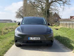 Tesla Model Y Standard (2025) in der Frontansicht.