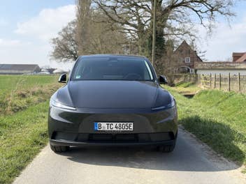 Tesla Model Y Standard (2025) in der Frontansicht.