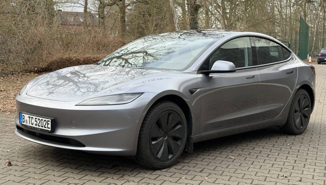 Seitliche Frontansicht des Tesla Model 3 (2025).