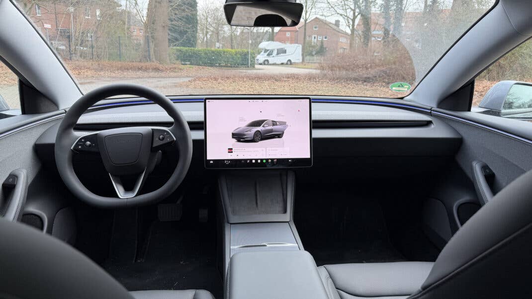 Blick auf das Cockpit des Tesla Model 3 (2025).