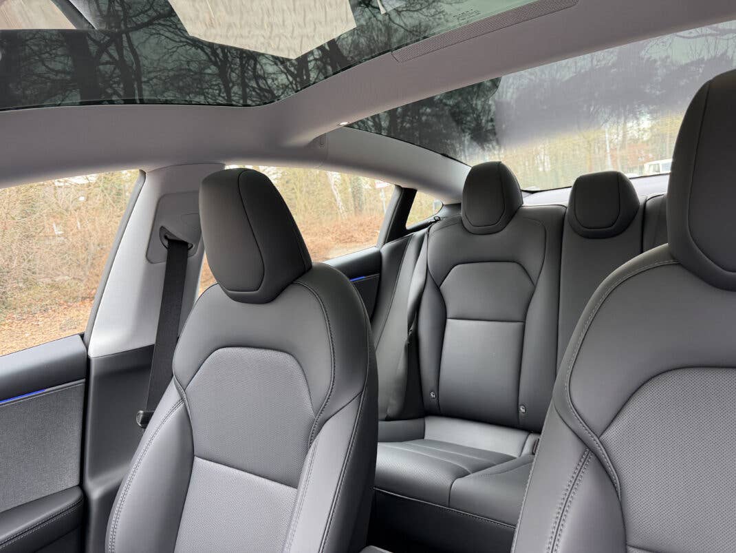 Tesla Model 3 (2025) - Blick vom Fahrersitz in die zweite Sitzreihe. 