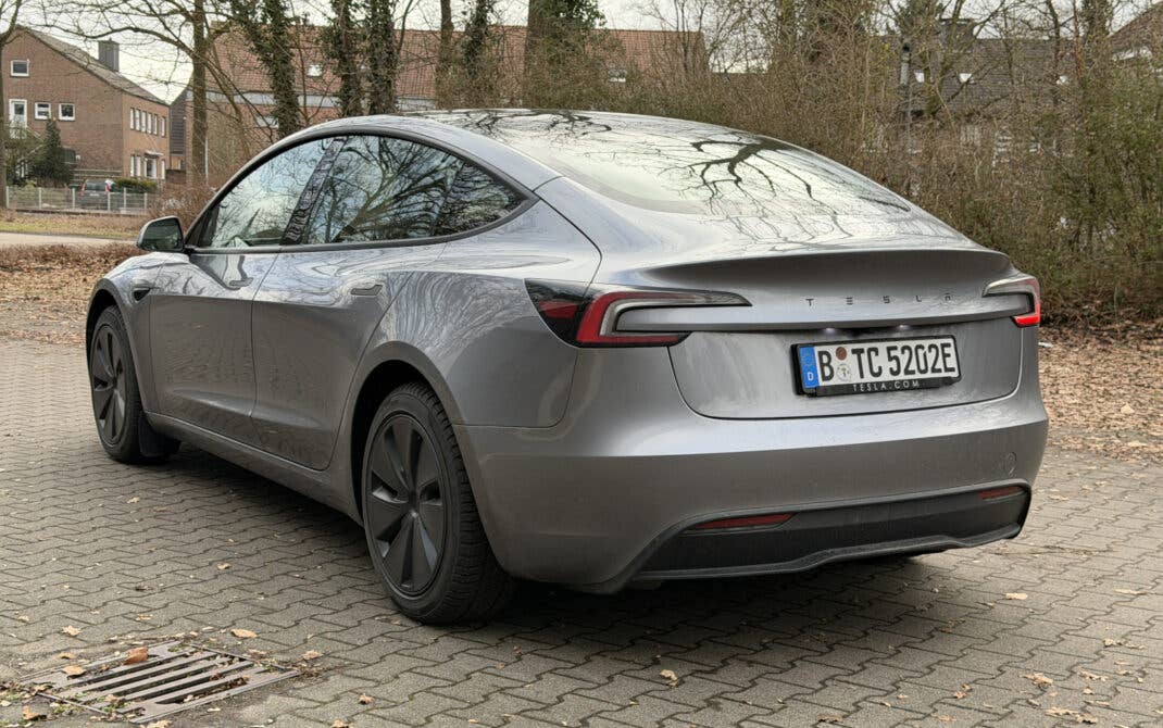 Heckansicht des Tesla Model 3. 
