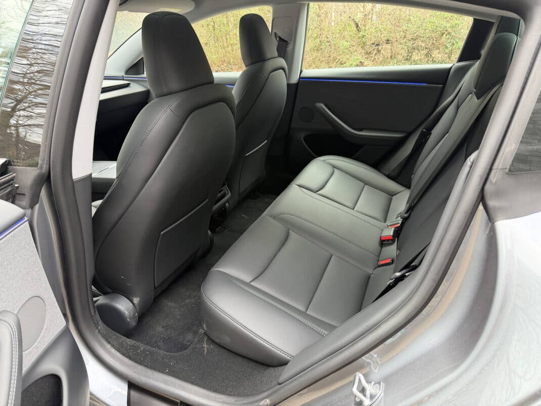 Tesla Model 3 - Blick in die zweite Sitzreihe.