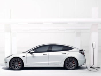 Tesla Model 3 steht an einer Wallbox
