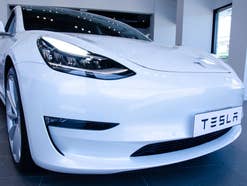 Einzigartiges Angebot: Tesla Model 3 jetzt als Carsharing-Auto nutzbar Front des Tesla Model 3 in Weiß.