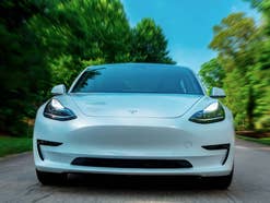 Front eines Tesla Model 3