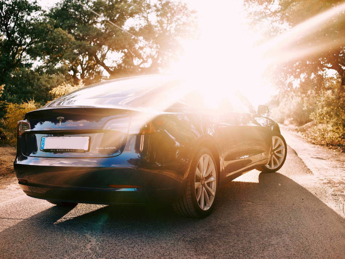 Tesla Model 3 Heckansicht im Sonnenschein.