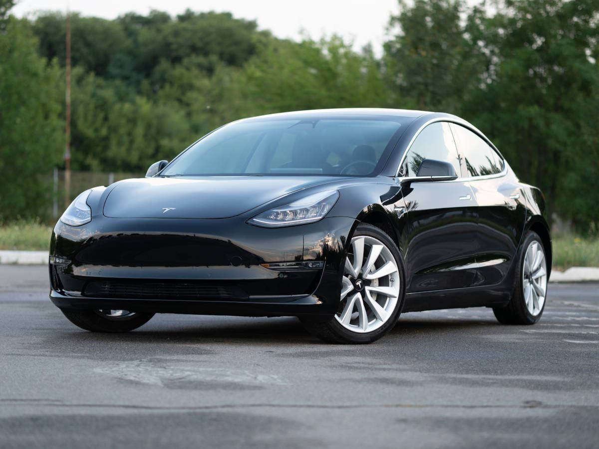 Tesla Model 3 in Schwarz.