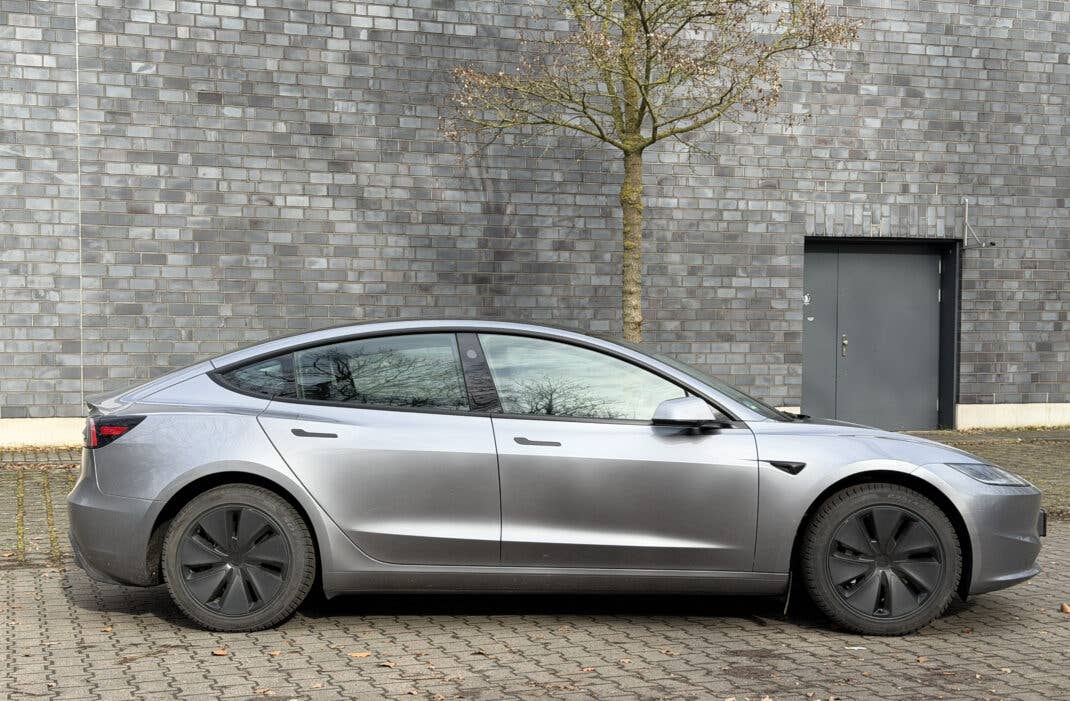 Seitenansicht Tesla Model 3 (2025).