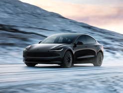 Tesla Model 3 Standard während der Fahrt.