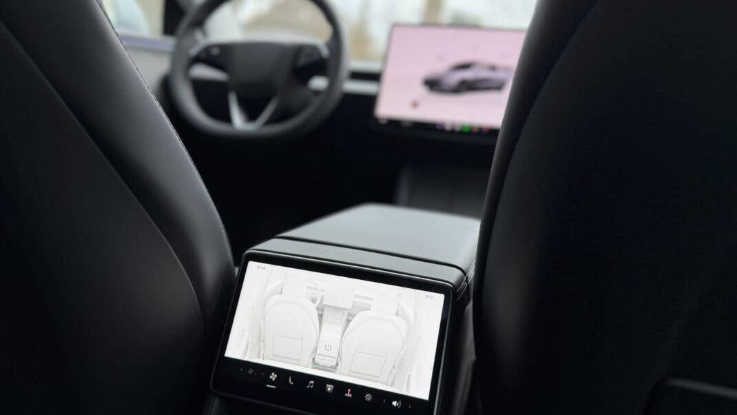 Tesla Model 3 - Zweites Display in der zweiten Sitzreihe.