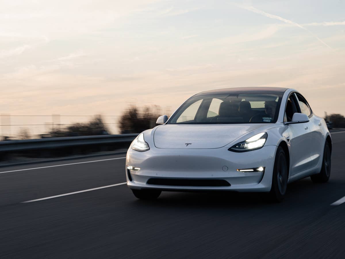 Aufnahmen eines Tesla Model 3 während der Fahrt.