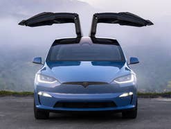 Tesla Model X mit geöffneten Flügeltüren.