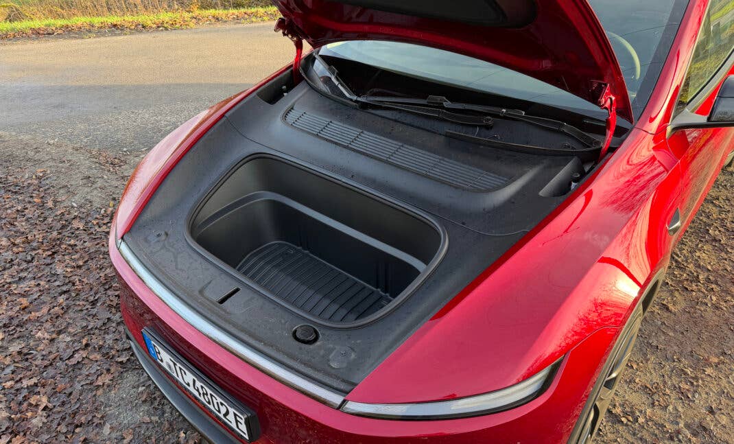 Tesla Model Y Performance AWD (2026) - Frunk