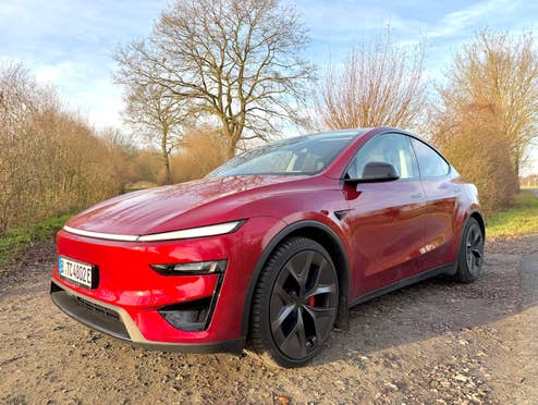Tesla Model Y Performance AWD (2026) - seitliche Frontansicht
