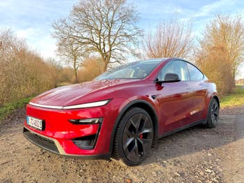 Tesla Model Y Performance AWD (2026) - seitliche Frontansicht