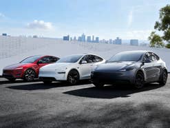 Tesla Model Y Modelle nebeneinander.