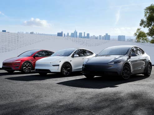 Tesla Model Y Modelle nebeneinander.