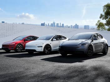 Tesla Model Y Modelle nebeneinander.