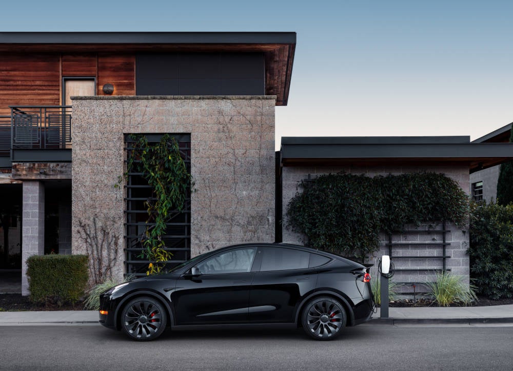Tesla Model Y steht an einer Wallbox