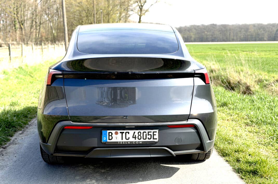 Tesla Model Y Standard (2025) - Blick auf das Heck.