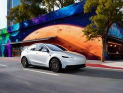 Tesla Model Y Standard in der Seitenansicht.