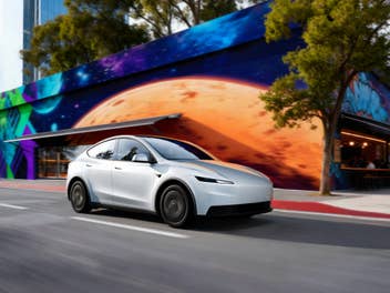 Tesla Model Y Standard in der Seitenansicht.