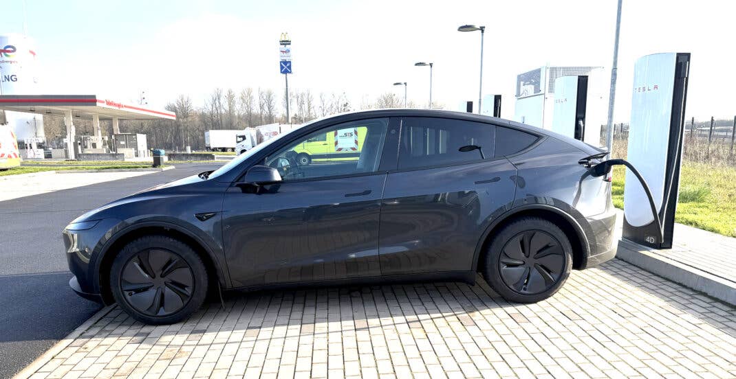 Tesla Model Y Standard (2025) am Supercharger.