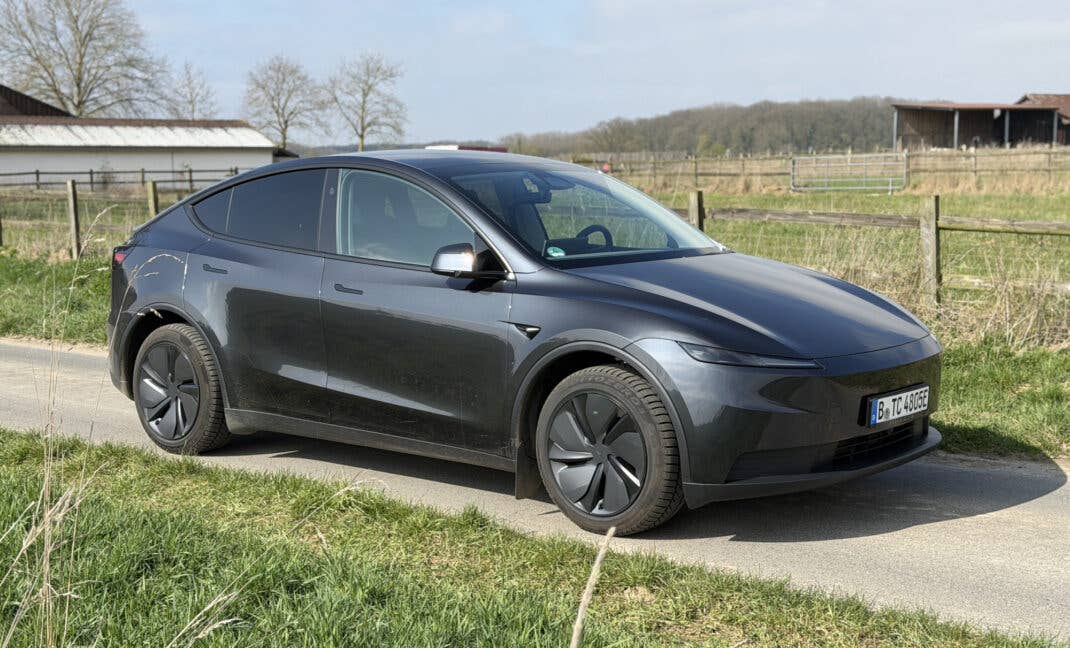 Tesla Model Y Standard (2025) - Seitliche Frontansicht
