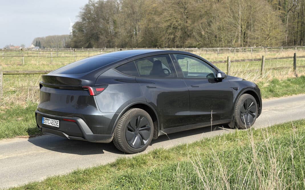 Tesla Model Y Standard (2025) seitliche Heckansicnht.