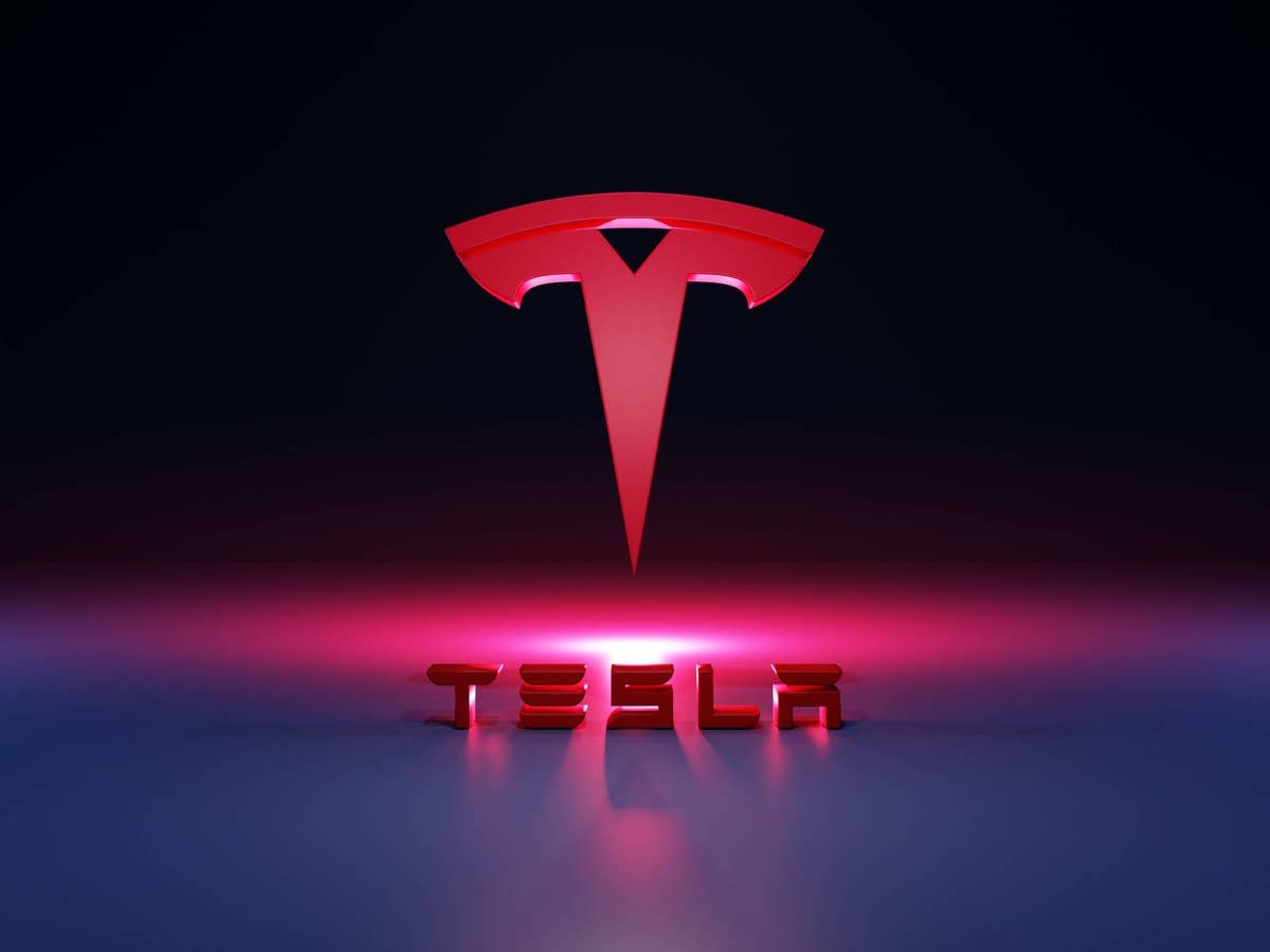 Tesla Logo vor dunklem HIntergrund