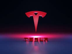 Tesla Logo vor dunklem HIntergrund