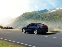 Tesla Model Y in der Rückansicht.